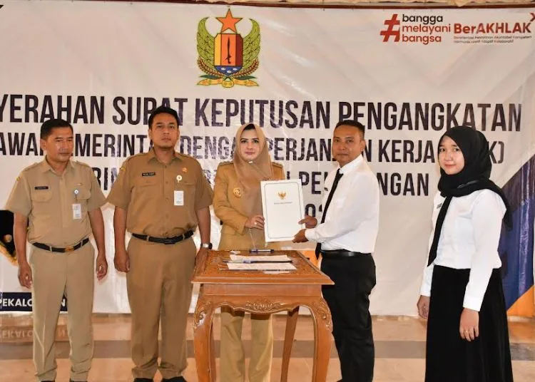 373 PPPK Terima SK, Bupati Fadia: Jaga Nama Baik ASN Kabupaten Pekalongan 25 Bupati Pekalongan Fadia Arafiq menyerahkan secara simbolis SK Pengangkatan kepada perwakilan PPPK Formasi Tahun 2024 dalam acara di Pendopo Rumah Dinas Bupati, Senin, 23 Juni 2025. (Fahri Akbar/Lingkarjateng.id)