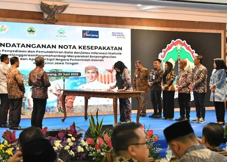 Bupati Pekalongan Fadia Arafiq menandatangani nota kesepakatan sinergitas data perumahan MBR dan ASN bersama Gubernur Jawa Tengah dan jajaran kementerian di Gedung Gradhika Bhakti Praja, Semarang, Jumat, 20 Juni 2025. (Prokopim Kabupaten Pekalongan/Lingkarjateng.id)