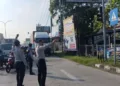 Petugas Dishub Kota Pekalongan melakukan penyekatan kendaraan berat di jalur pantura sekitar Exit Tol Setono sebagai bagian dari penegakan aturan larangan truk siang hari, Selasa, 24 Juni 2025. (Fahri Akbar/Lingkarjateng.id)