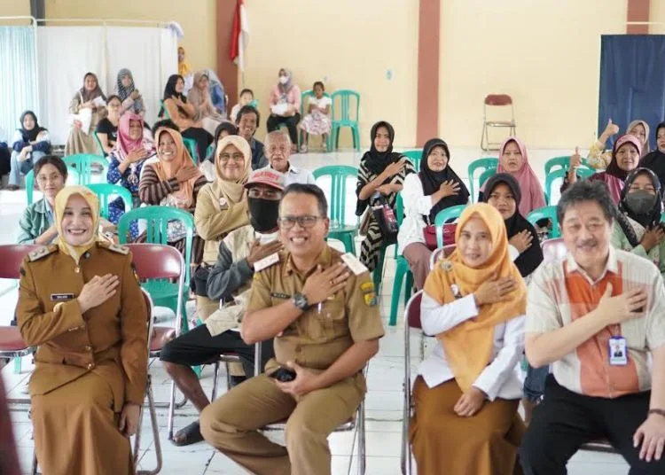 Wakil Wali Kota Pekalongan Balgis Diab memantau pelaksanaan program Speling di Kelurahan Panjang Wetan, Selasa, 24 Juni 2025, yang disambut antusias warga untuk memeriksakan kesehatan ke dokter spesialis. (Fahri Akbar/Lingkarjateng.id)