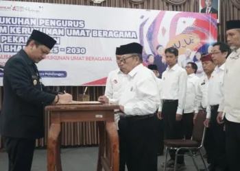 Pengurus FKUB Dikukuhkan, Wali Kota Pekalongan: Garda Depan Harmoni Antarumat 27 Wali Kota Pekalongan Afzan Arslan Djunaid melantik Pengurus FKUB Kota Pekalongan masa bhakti 2025-2030 dalam acara yang digelar di Aula KPU Kota Pekalongan, Rabu, 25 Juni 2025. (Fahri Akbar/Lingkarjateng.id)