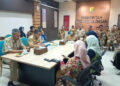 Wakil Wali Kota Pekalongan Balgis Diab berdiskusi dengan Tim Ahli PSP3 IPB di Ruang Terang Bulan Setda, bahas strategi percepatan penanganan sampah, Selasa, 3 Juni 2025. (Fahri Akbar/Lingkarjateng.id)