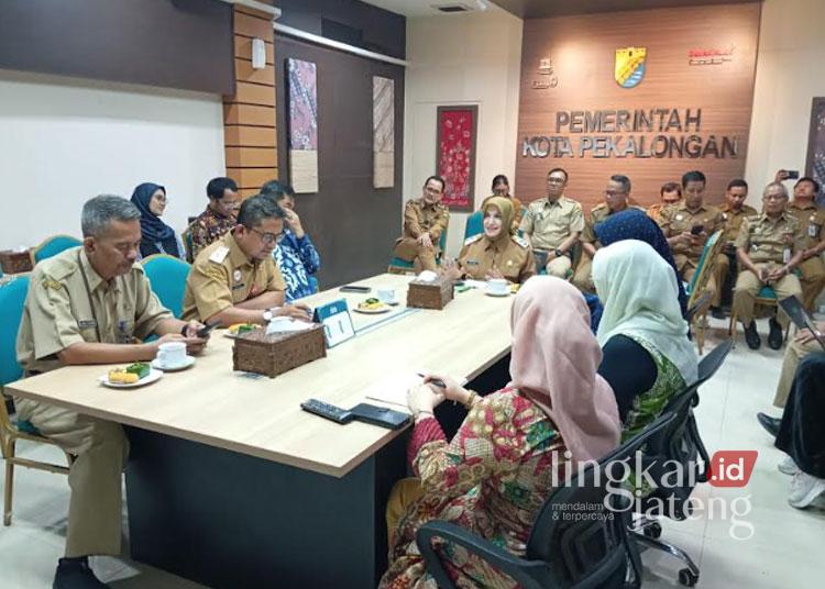 Pemkot Pekalongan Gandeng IPB Tangani Darurat Sampah, Target Tuntas 6 Bulan 25 Wakil Wali Kota Pekalongan Balgis Diab berdiskusi dengan Tim Ahli PSP3 IPB di Ruang Terang Bulan Setda, bahas strategi percepatan penanganan sampah, Selasa, 3 Juni 2025. (Fahri Akbar/Lingkarjateng.id)