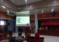 Bupati Rembang menyampaikan sambutan dan pengarahan dalam acara Sosialisasi Pencegahan, Pengendalian Gratifikasi dan Pungli di Bidang Kesehatan dan Pendidikan, Kamis, 19 Juni 2025 di Aula Gedung Sekda Rembang. (Muhammad Faalih/Lingkarjateng.id)