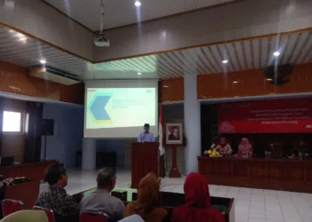 Bupati Rembang menyampaikan sambutan dan pengarahan dalam acara Sosialisasi Pencegahan, Pengendalian Gratifikasi dan Pungli di Bidang Kesehatan dan Pendidikan, Kamis, 19 Juni 2025 di Aula Gedung Sekda Rembang. (Muhammad Faalih/Lingkarjateng.id)