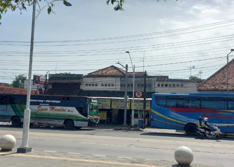 Tampak bus pantura sedang mangkal di area dilarang parkir, seberang Alun-Alun Lasem, Sabtu, 20 Juni 2025. (Muhammad Faalih/Lingkarjateng.id)