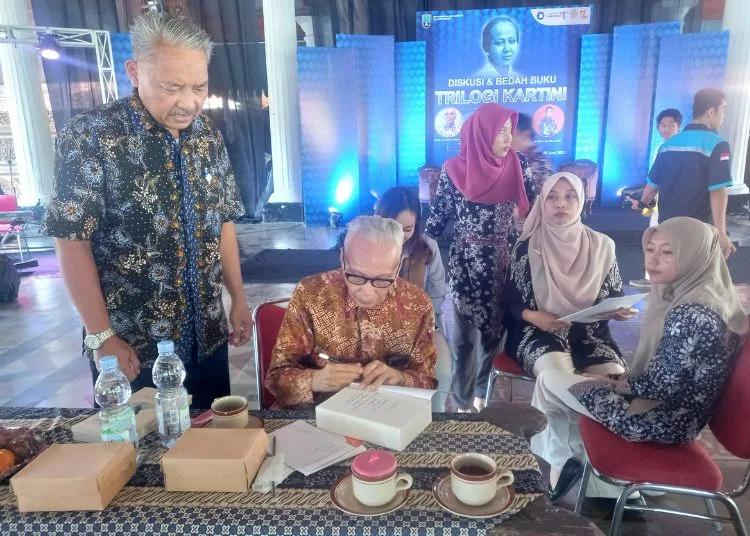 Dinbudpar Rembang Gelar Bedah Buku Trilogi Kartini, Diharap Jadi Daya Ungkit Pariwisata 25 Wardiman menandatangai buku Trilogi Buku Kartini, Kamis, 26 Juni 2025. (Muhammad Faalih/Lingkarjateng.id)