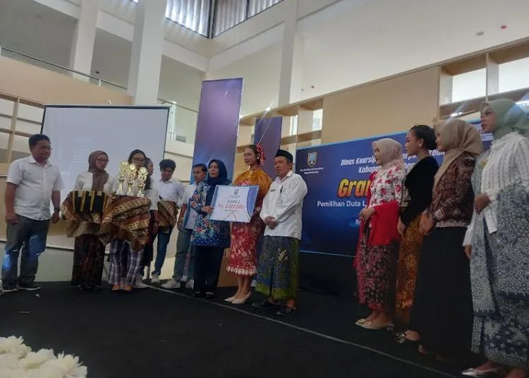 Dinarpus Rembang Gelar Grand Final Duta Literasi, Ini Juara Terpilih 25 Kepala Dinas Arsip dan Perpustakaan Kabupaten Rembang, Achmad Sholchan, menyerahkan piala penghargaan kepada juara pertama duta literasi, Kamis, 26 Juli 2025. (Muhammad Faalih/Lingkarjateng.id)