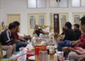Bupati Grobogan, Setyo Hadi, saat menggelar pertemuan informal bersama jurnalis PWI dan IJTI Grobogan di Rumah Dinas Bupati pada Senin malam, 16 Juni 2025. (Ahmad Abror/Lingkarjateng.id)