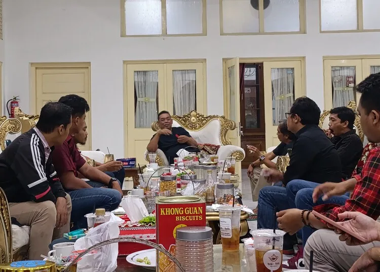 Bupati Grobogan, Setyo Hadi, saat menggelar pertemuan informal bersama jurnalis PWI dan IJTI Grobogan di Rumah Dinas Bupati pada Senin malam, 16 Juni 2025. (Ahmad Abror/Lingkarjateng.id)
