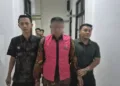 Kepala Desa Cangkring, Kecamatan Tegowanu, Kabupaten Grobogan, berinisial MA digiring oleh petugas kejari Grobogan, Jumat, 20 Juni 2025. (Ahmad Abror/Lingkarjateng.id)