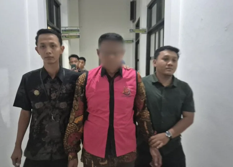 Kepala Desa Cangkring, Kecamatan Tegowanu, Kabupaten Grobogan, berinisial MA digiring oleh petugas kejari Grobogan, Jumat, 20 Juni 2025. (Ahmad Abror/Lingkarjateng.id)