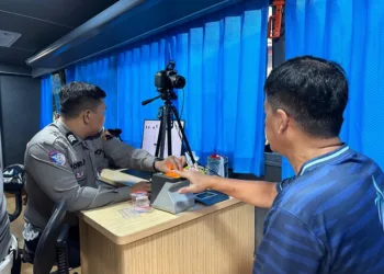 Warga memanfaatkan layanan perpanjangan SIM oleh Satlantas Polres Grobogan saat car free day di Purwodadi dalam rangka Hari Bhayangkara pada Minggu, 22 Juni 2025 lalu. (Ahmad Abror/Lingkarjateng.id)