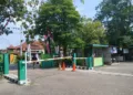 Gerbang masuk di GOR Mustika Blora yang terpasang plang penerapan e-parkir. (Hanafi/Lingkarjateng.id)