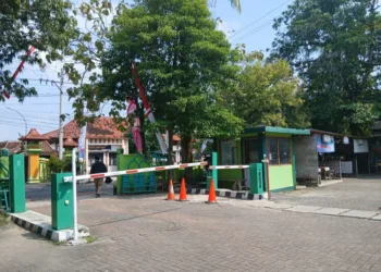Gerbang masuk di GOR Mustika Blora yang terpasang plang penerapan e-parkir. (Hanafi/Lingkarjateng.id)