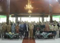 Bupati Blora, Arief Rohman, berfoto bersama mahasiswa KKN dari tiga perguruan tinggi di Pendopo Rumah Dinas Bupati Blora pada Senin, 23 Juni 2025. (Dok. Pemkab Blora/Lingkarjateng.id)