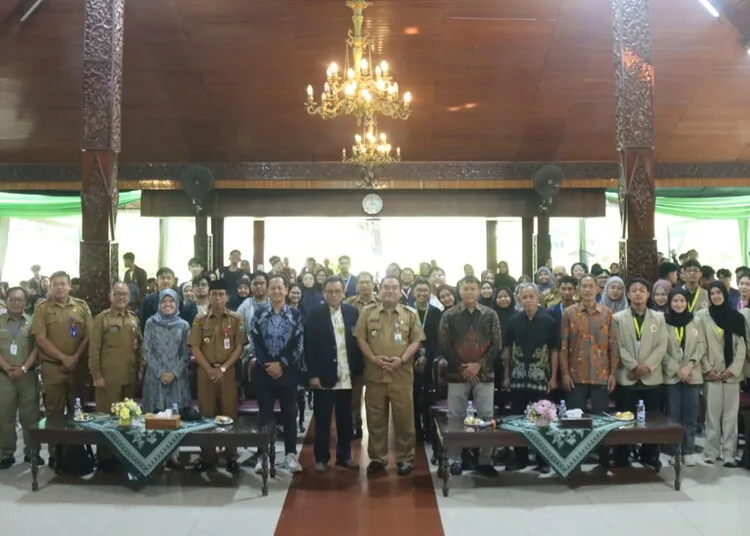 Bupati Blora, Arief Rohman, berfoto bersama mahasiswa KKN dari tiga perguruan tinggi di Pendopo Rumah Dinas Bupati Blora pada Senin, 23 Juni 2025. (Dok. Pemkab Blora/Lingkarjateng.id)