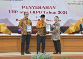 Wali Kota Semarang, Agustina Wilujeng Pramestuti, saat menerima Laporan Hasil Pemeriksaan (LHP) di Kantor BPK Perwakilan Provinsi Jawa Tengah, Semarang, Kamis, 5 Juni 2025 lalu. (Dok. Pemkot Semarang/Lingkarjateng.id)