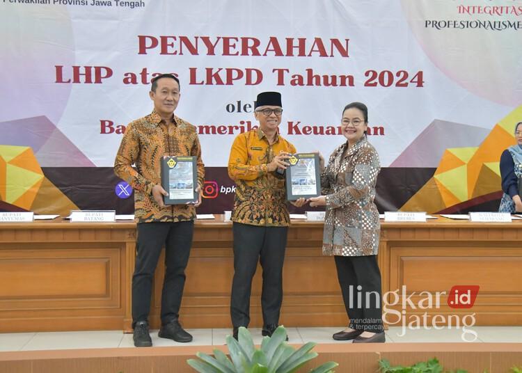Wali Kota Semarang, Agustina Wilujeng Pramestuti, saat menerima Laporan Hasil Pemeriksaan (LHP) di Kantor BPK Perwakilan Provinsi Jawa Tengah, Semarang, Kamis, 5 Juni 2025 lalu. (Dok. Pemkot Semarang/Lingkarjateng.id)