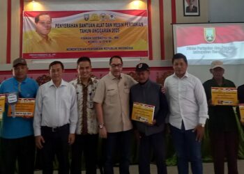 Anggota Komisi IV DPR RI, Firman Soebagyo (berkaca mata), berfoto bersama para ketua kelompok tani penerima bantuan alsintan di Aula Graha Agria Dinas Pertanian dan Pangan Kabupaten Rembang, Selasa, 3 Juni 2025. (Muhammad Faalih/Lingkarjateng.id)