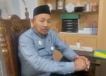 Kepala Dinperinaker Rembang, Dwi Murtopo, saat diwawancarai di kantornya pada Kamis, 5 Juni 2025. (Muhammad Faalih/Lingkarjateng.id)