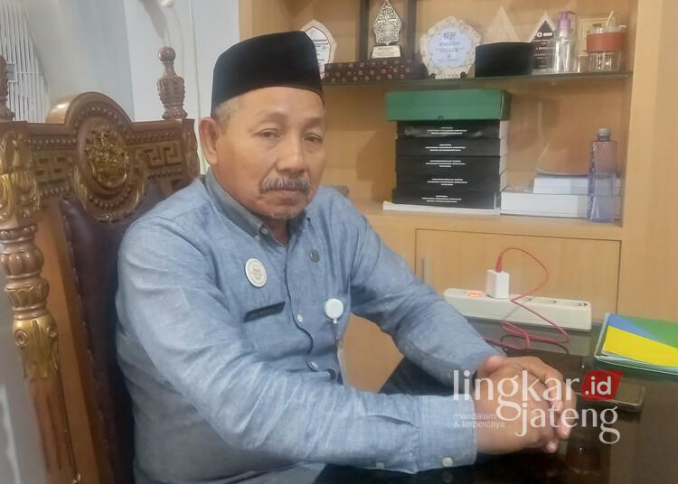 Kepala Dinperinaker Rembang, Dwi Murtopo, saat diwawancarai di kantornya pada Kamis, 5 Juni 2025. (Muhammad Faalih/Lingkarjateng.id)
