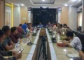 Bupati Rembang, Harno, saat memimpin audiensi anggota dan pengurus BMT Harum di Ruang Rapat Bupati pada Selasa, 24 Juni 2025. (Dok. Pemkab Rembang/Lingkarjateng.id)
