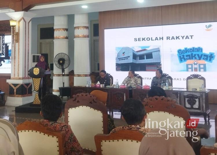Sekolah Rakyat Kurang Siswa, Bupati Pati Minta Pendekatan ke Orang Tua 25 Rapat koordinasi pelaksanaan sekolah rakyat yang dilaksanakan Sentra Margo Laras Pati di Pendopo Kabupaten Pati pada Selasa, 3 Juni 2025. (Setyo Nugroho/Lingkarjateng.id)
