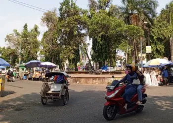 Aktivitas warga di Alun-alun Juwana, Kabupaten Pati, pada Senin, 23 Juni 2025. (Setyo Nugroho/Lingkarjateng.id)