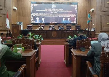 Pemkab Pati Tekankan Sinkronisasi dengan DPRD terkait Pertanggungjawaban APBD 25 Rapat paripurna dengan agenda “Jawaban Bupati Pati terhadap Pandangan Umum Fraksi atas Rancangan Peraturan Daerah (Raperda) tentang Pertanggungjawaban Pelaksanaan APBD Kabupaten Pati Tahun Anggaran 2024” di Ruang Rapat Paripurna DPRD Pati pada Senin, 30 Juni 2025. (Setyo Nugroho/Lingkarjateng.id)