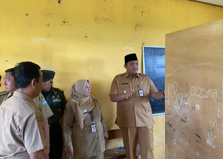 Wakil Bupati Jepara, M. Ibnu Hajar, saat meninjau ruang kelas SDN 3 Kaliombo, Kecamatan Pecangaan, Kabupaten Jepara, pada Senin, 23 Juni 2025. (Tomi Budianto/Lingkarjateng.id)