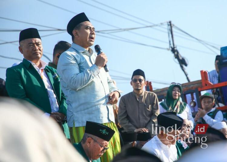 Wakil Gubernur (Wagub) Jawa Tengah (Jateng) Taj Yasin Maimoen saat menghadiri istighosah kemanusiaan menyikapi rob yang digelar PCNU Kabupaten Demak di Jalan Pantura Sayung pada Minggu, 18 Juni 2025. (ANTARA/Lingkarjateng.id)