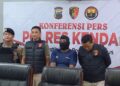 Polres Kendal menghadirkan pengendara ugal-ugalan yang mengaku anggota Kostard TNI dalam konferensi pers di Mapolres Kendal pada Selasa, 10 Juni 2025. (Arvian Maulana/Lingkarjateng.id)