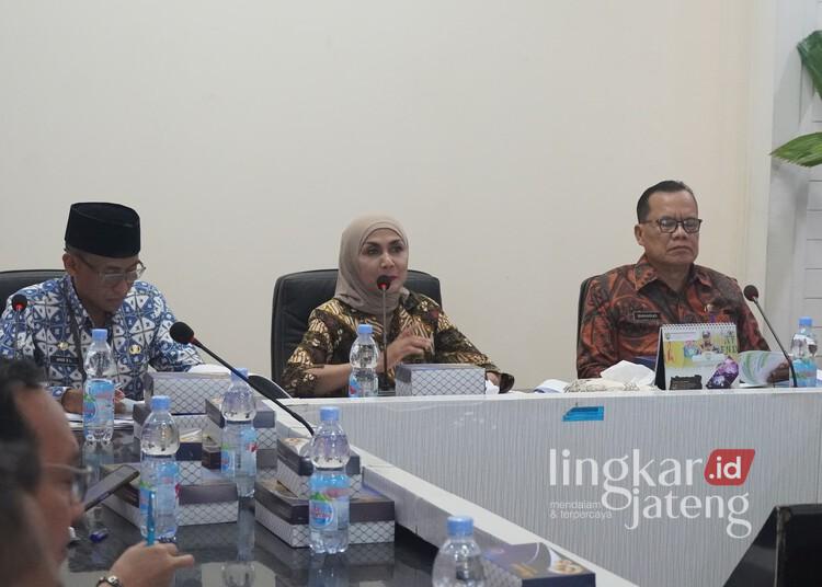 Bupati Kendal, Dyah Kartika Permanasari, dalam rakor Gerakan ASN Peduli Pekerja Rentan di ruang Ngesti Widhi Setda Kendal pada Selasa, 10 Juni 2025. (Arvian Maulana/Lingkarjateng.id)