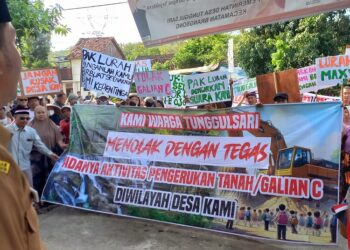 Warga Desa Tunggulsari, Kecamatan Brangsong, Kabupaten Kendal, menggelar aksi demonstrasi penolakan tambang galian C di depan balai desa setempat pada Senin, 16 Juni 2025. (Arvian Maulana/Lingkarjateng.id)