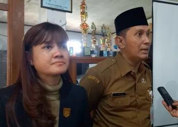 Kepala Kesbangpol Kendal, Alfebian Yulando dan Ketua Komisi C DPRD Kendal, Sisca Meritania, saat diwawancarai usai menjembatani mediasi terkait penolakan tambang galian C di Desa Tunggulsari, Kecamatan Brangsong, Kabupaten Kendal, pada Senin, 16 Juni 2025. (Arvian Maulana/Lingkarjateng.id)