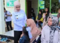 Bupati Kendal Dyah Kartika Permanasari saat meninjau pelaksanaan Speling di Desa Plososari, Kecamatan Patean, Kendal, Rabu, 18 Juni 2025. (Arvian Maulana/Lingkarjateng.id)