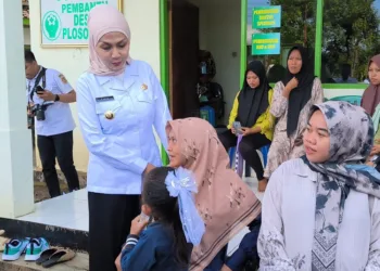 Bupati Kendal Dyah Kartika Permanasari saat meninjau pelaksanaan Speling di Desa Plososari, Kecamatan Patean, Kendal, Rabu, 18 Juni 2025. (Arvian Maulana/Lingkarjateng.id)