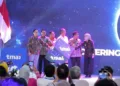 Menteri Perindustrian, Agus Gumiwang Kartasasmita, didampingi Gubernur Jawa Tengah serta Bupati Kendal dan jajaran PT TMAI saat meresmikan panel surya terintegrasi terbesar di Indonesia di KIK Kendal pada Kamis, 19 Juni 2025. (Arvian Maulana/Lingkarjateng.id)