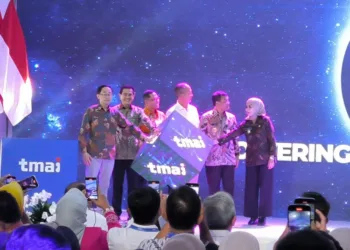 Menteri Perindustrian, Agus Gumiwang Kartasasmita, didampingi Gubernur Jawa Tengah serta Bupati Kendal dan jajaran PT TMAI saat meresmikan panel surya terintegrasi terbesar di Indonesia di KIK Kendal pada Kamis, 19 Juni 2025. (Arvian Maulana/Lingkarjateng.id)