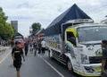 Para sopir truk memblokade Jalan Pantura di depan Gedung DPRD Kendal dalam aksi demonstrasi penolakan UU ODOL pada Jumat, 20 Juni 2025. (Arvian Maulana/Lingkarjateng.id)