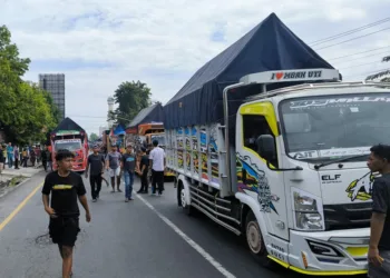Para sopir truk memblokade Jalan Pantura di depan Gedung DPRD Kendal dalam aksi demonstrasi penolakan UU ODOL pada Jumat, 20 Juni 2025. (Arvian Maulana/Lingkarjateng.id)