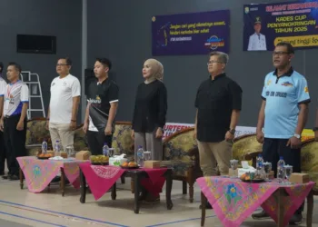 Bupati Kendal, Dyah Kartika Permanasari, saat menghadiri pembukaan turnamen Bulu Tangkis Kades Penyangkringan Cup 2025 di Gedung Olahraga Desa Penyangkringan, Kecamatan Weleri, Kabupaten Kendal, pada Selasa, 24 Juni 2025. (Arvian Maulana/Lingkarjateng.id)