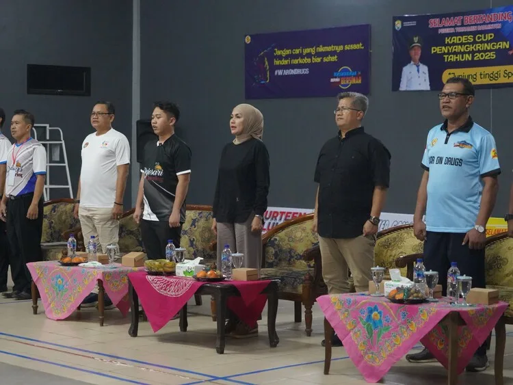Bupati Kendal, Dyah Kartika Permanasari, saat menghadiri pembukaan turnamen Bulu Tangkis Kades Penyangkringan Cup 2025 di Gedung Olahraga Desa Penyangkringan, Kecamatan Weleri, Kabupaten Kendal, pada Selasa, 24 Juni 2025. (Arvian Maulana/Lingkarjateng.id)
