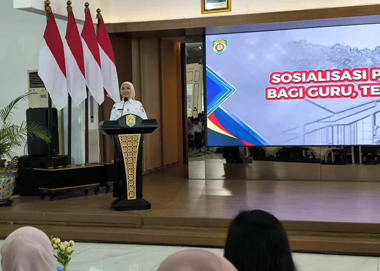 Bupati Kendal Tindak Lanjuti Program Rumah Subsidi 25 Bupati Kendal, Dyah Kartika Permanasari, saat menyampaikan sambutan dalam sosialisasi program pembiayaan rumah di Pendopo Tumenggung Bahurekso Setda Kendal pada Rabu, 25 Juni 2025. (Arvian Maulana/Lingkarjateng.id)