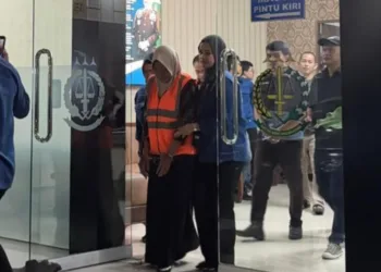 Sekdes Kertosari saat digiring keluar Kantor Kejari Kendal untuk menjalani penahanan pada Kamis, 26 Juni 2025. (Dok. Kejari Kendal/Lingkarjateng.id)