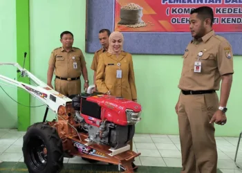 Bupati Kendal, Dyah Kartika Permanasari, saat menyerahkan bantuan alat pertanian di Aula DPP Kendal pada Senin, 30 Juni 2025. (Arvian Maulana/Lingkarjateng.id)