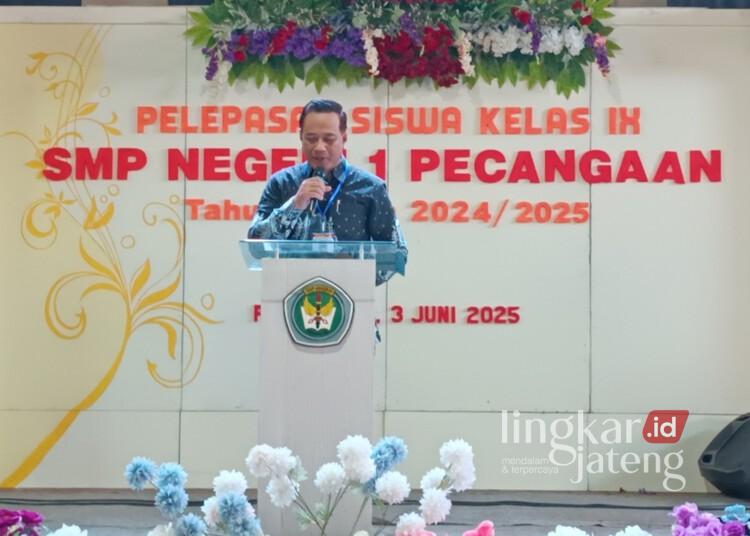 Pelepasan Siswa SMPN 1 Pecangaan Jepara, Wisnu: Anak-Anak Berhak Rayakan Kelulusan 25 Ketua Panitia Acara Pelepasan Siswa Kelas IX SMPN 1 Pecangaan Jepara, Padmono Wisnugroho, saat memberikan sambutan, Selasa, 3 Juni 2025. (Tomi Budianto/Lingkarjateng.id)