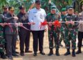 Wakil Bupati Jepara, M. Ibnu Hajar (Gus Hajar), saat ikut meresmikan infrastruktur jalan yang dibangun melalui program TMMD Reguler ke-124 di Desa Kecapi, Kecamatan Tahunan, Kabupaten Jepara, pada Rabu, 4 Juni 2025. (Tomi Budianto/Lingkarjateng.id)