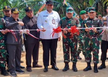 Wakil Bupati Jepara, M. Ibnu Hajar (Gus Hajar), saat ikut meresmikan infrastruktur jalan yang dibangun melalui program TMMD Reguler ke-124 di Desa Kecapi, Kecamatan Tahunan, Kabupaten Jepara, pada Rabu, 4 Juni 2025. (Tomi Budianto/Lingkarjateng.id)